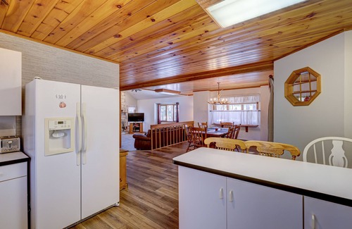 Pocono Lake House | Luxurious and Cozy 4-Bedroom Chalet in Arrowhead Lake!