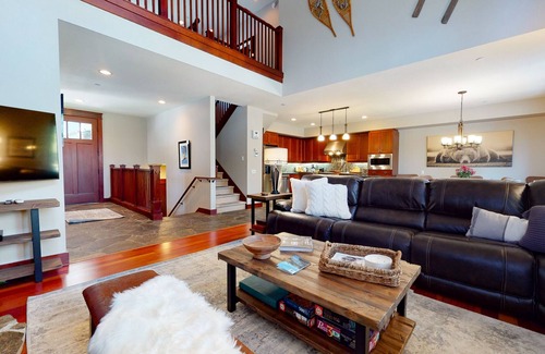 Mammoth Lakes House | Luxurious and Elegant Mountain Living in the Heart of Mammoth. Ski,Golf,Jaccuzi