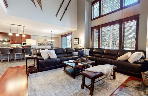 Mammoth Lakes House | Luxurious and Elegant Mountain Living in the Heart of Mammoth. Ski,Golf,Jaccuzi