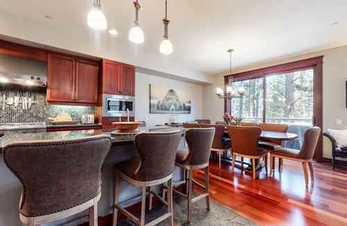 Mammoth Lakes House | Luxurious and Elegant Mountain Living in the Heart of Mammoth. Ski,Golf,Jaccuzi