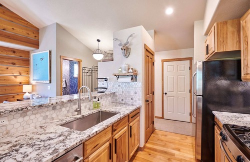 Rendezvous House | Luxurious and Pristine Winter Park Cabin w Deck Views & Private Hot Tub