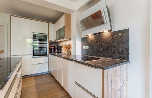 Schuttdorf Apartment | Luxurious and spacious apartment near AreitXpress