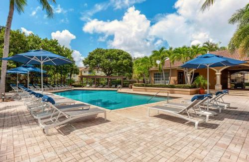 Boynton Beach Apartment | Luxurious Apartments with Pool and Gym at Boynton Beach