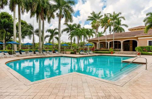 Boynton Beach Apartment | Luxurious Apartments with Pool and Gym at Boynton Beach