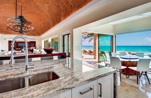 Playacar Fase I Villa | Luxurious Beachfront Living in Paradise!