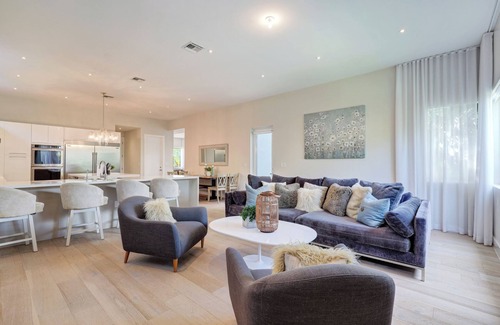 Hollywood Lakes Villa | Luxurious Beach Retreat w/Heated Pool&Basketball