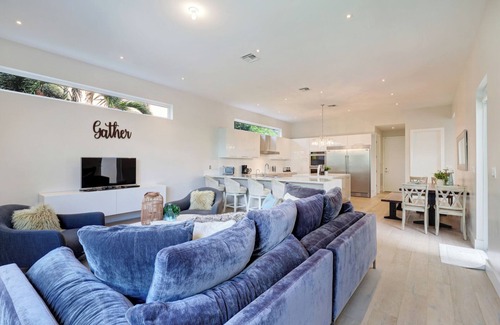 Hollywood Lakes Villa | Luxurious Beach Retreat w/Heated Pool&Basketball