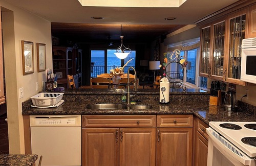 Holmes Beach Condo | Luxurious beachfront condo, gorgeous top-floor Gulf views, heated pool!