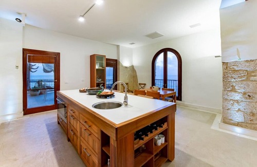 Jaffa Apartment | Luxurious Beachfront 2BR Apt with Balcony, Parking