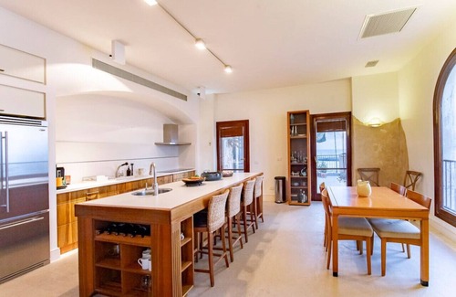 Jaffa Apartment | Luxurious Beachfront 2BR Apt with Balcony, Parking