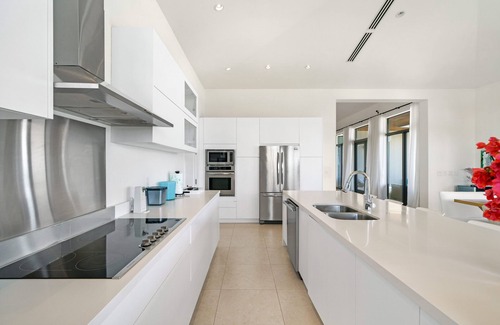 Alice Town House | Luxurious Beachfront Home with pool—short golf cart ride away from Hilton casino