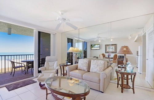 Marco Island Condo | Luxurious beachfront condo w/glorious ocean views