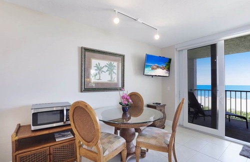 Marco Island Condo | Luxurious beachfront condo w/glorious ocean views