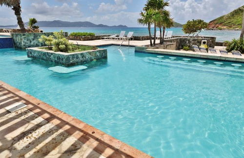 Red Hook Condo | Luxurious Beachfront Corner Unit - Steps from the Beach in Building B