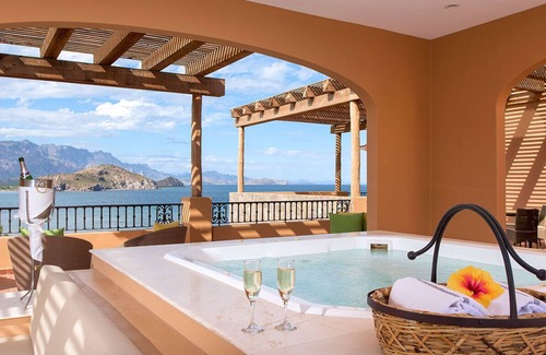 Loreto Apartment | Luxurious Beachfront Escape in Loreto with Stunning Views