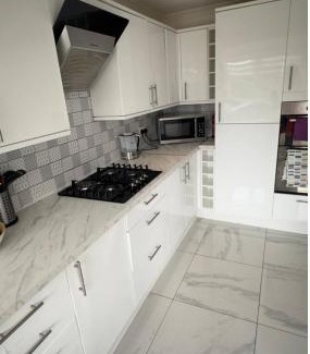 Singlewell House | Luxurious & Beautiful Room With Double Bed-Own TV