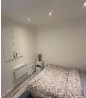 Singlewell House | Luxurious & Beautiful Room With Double Bed-Own TV