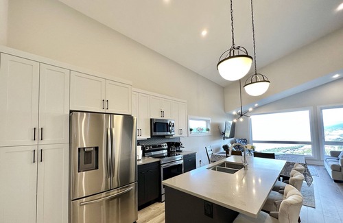 McKinley House | Luxurious Brand New Home with Breathtaking View of Okanagan Lake