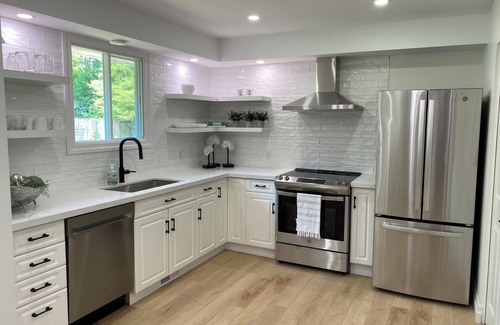 Port Stanley House | Luxurious, bright, newly renovated cottage, only a short walk to Little Beach