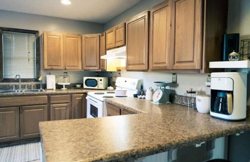 Alum Creek Cabin | Luxurious cabin, 6 mi HM trails, 12 mi Charleston