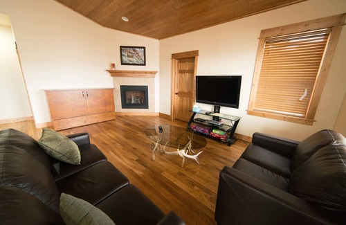 Emigrant Cabin | Luxurious cabin on the Yellowstone River with Pond, Five Miles from Chico