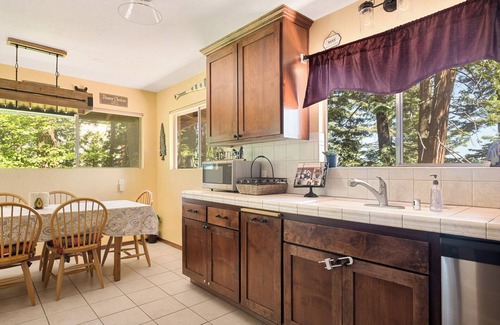 Arrowhead Villas Cabin | Luxurious Cabin w/lake views 10 minutes to Santa's SkyPark & Village