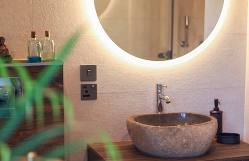 Poole Cabin | Luxurious Cabin - wet room, desk & mini library 5 minutes from beach