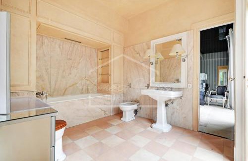 Neuilly-sur-Seine Apartment | Luxurious & Calm Balcony Facing Bois de Boulogne