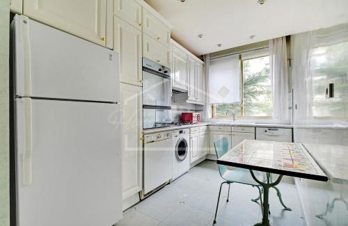 Neuilly-sur-Seine Apartment | Luxurious & Calm Balcony Facing Bois de Boulogne