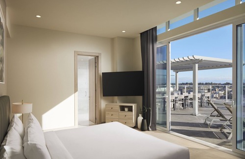 South Lake Union Hotel | Luxurious Cascades Penthouse: Stunning Views & Exclusive Amenities Await You