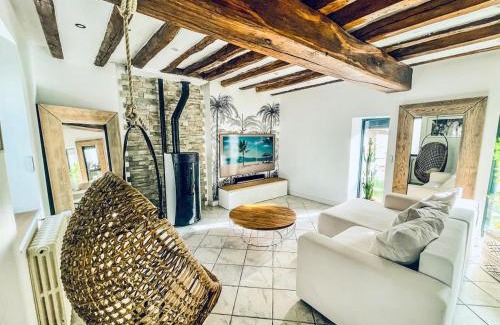 Dordives Apartment | Luxurious century-old house with modern decor