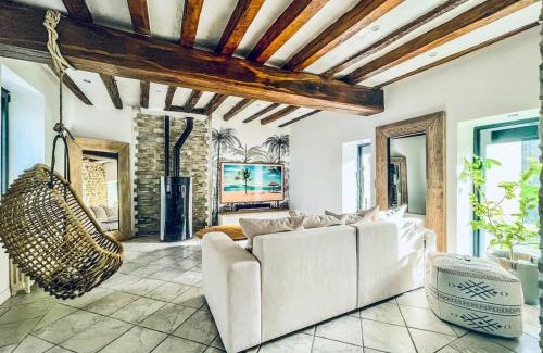 Dordives Apartment | Luxurious century-old house with modern decor