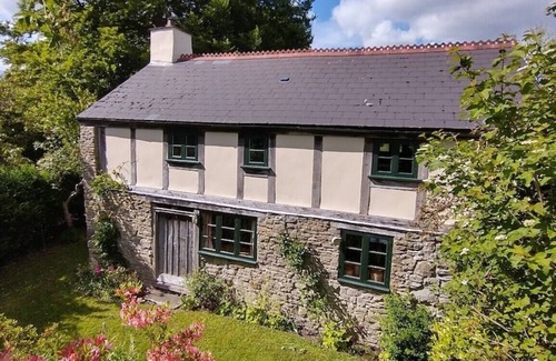 Kinnerton Cottage | Luxurious Cottage with Lovely Views in Rural Location
