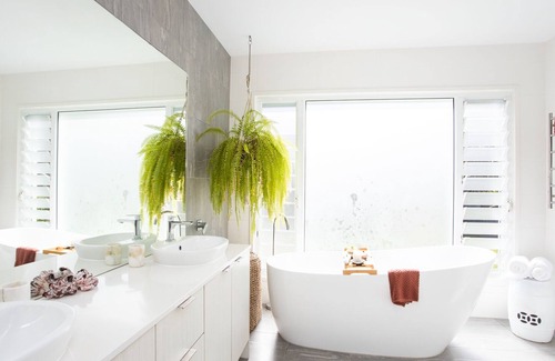 Casuarina House | Luxurious Coastal Beach House - 4 mins walk to beach!