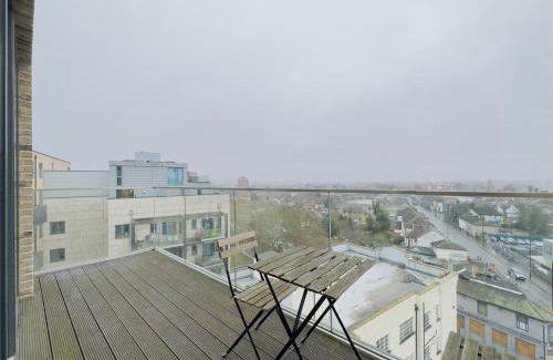 Addiscombe Apartment | Luxurious Comfy Penthouse - Steps to East Croydon Train Station - Views