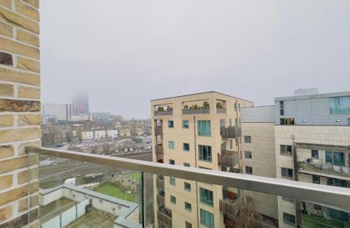Addiscombe Apartment | Luxurious Comfy Penthouse - Steps to East Croydon Train Station - Views