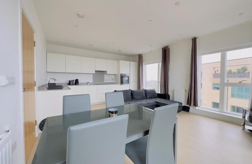 Addiscombe Apartment | Luxurious Comfy Penthouse - Steps to East Croydon Train Station - Views
