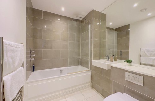Addiscombe Apartment | Luxurious Comfy Penthouse - Steps to East Croydon Train Station - Views