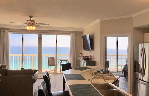 Miramar Beach Condo | Luxurious Condo 3 King Beds Sleeps up to 8 + Free Beach Service + Beach Front!