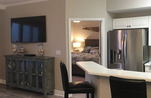 Miramar Beach Condo | Luxurious Condo 3 King Beds Sleeps up to 8 + Free Beach Service + Beach Front!