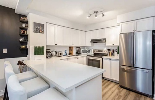 Downtown Mississauga Apartment | Luxurious Condo in Mississauga right IN front of Square One Mall