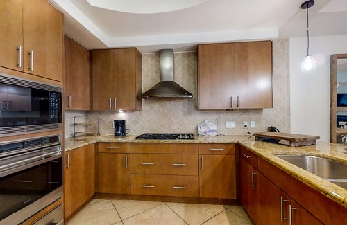 Orange Beach Condo | Luxurious condo in Gulf-front resort with pool, hot tub, tennis & sauna