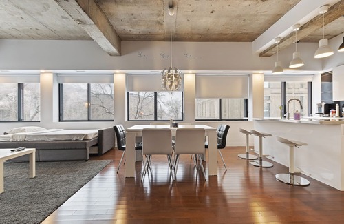 Plateau Mont Royal Condo | Luxurious Condo ✓ ❤️ of Montreal ✓ Free parking ✓ Subway across the street!