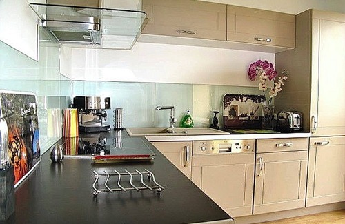 Cassis Apartment | LUXURIOUS CONDO with TERRACE, SWIMMING POOL + PARK + GARAGE & LINEN