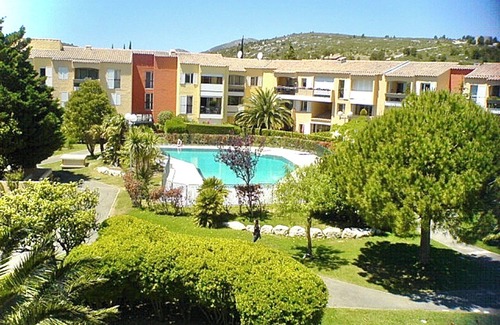 Cassis Apartment | LUXURIOUS CONDO with TERRACE, SWIMMING POOL + PARK + GARAGE & LINEN