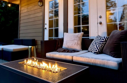 Port Moody Cottage | Luxurious Cottage w. Hot Tub & Ocean Views