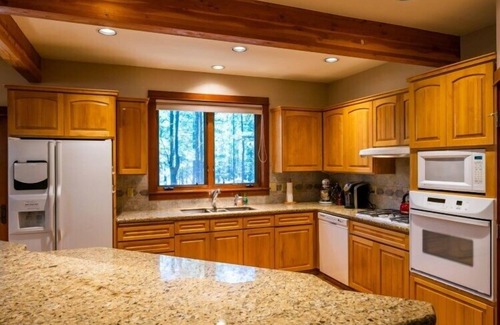 Black Butte Ranch House | Luxurious & Cozy Home, w/Hot Tub and Bikes!