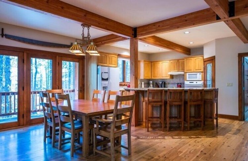 Black Butte Ranch House | Luxurious & Cozy Home, w/Hot Tub and Bikes!