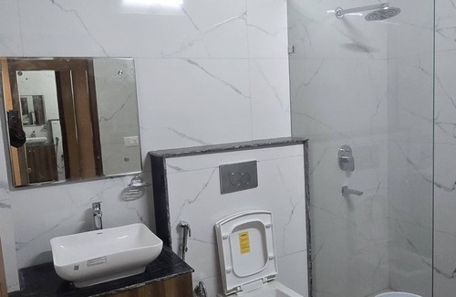 Bullawala Apartment | Luxurious, Cozy 2-bedroom apartment in peaceful Dehradun with WiFi, AC