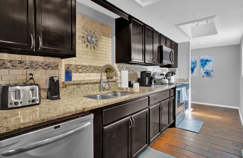 Old Seminole Heights House | Luxurious & Cozy 6bed Gem ~ Heated Pool ~Fire Pit ~ Bar & Game Room ~ Downtown
